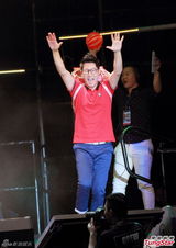 组图：RunningMan四主持香港重现《英雄本色》