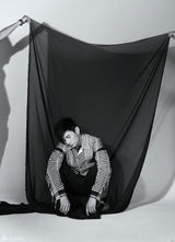 组图：吴奇隆登《魅力先生》封面 黑白写真帅气