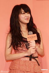 组图：官恩娜与男模亲密拍广告 否认今年会完婚