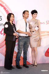 幻灯图：容祖儿露背装示人 健康状况频出直言犯太岁