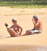 组图：抖奶超模与神秘男度假 裸上身性感下海