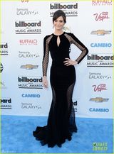 组图：女演员艾米罗森波点透视裙秀美背