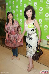 组图：赵雅芝中环助阵品牌活动显成熟风韵