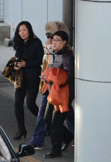 组图：赵本山筹备春晚潮装回京直奔大舞台