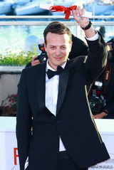 组图：戛纳电影节颁奖礼 获奖者亮相笑容洋溢