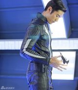 组图：高以翔全新形象曝光 拍摄男士理容广告片