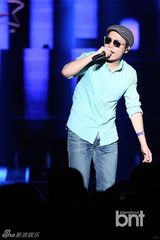 组图：朴宰范等参加HIPHOP音乐节引爆火热现场