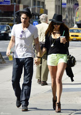 组图：《吸血鬼日记》情侣妮娜和伊恩甜蜜牵手