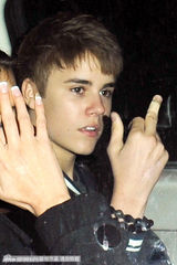 组图：比伯庆生牵女友逛街 小正太比中指秀伤痕