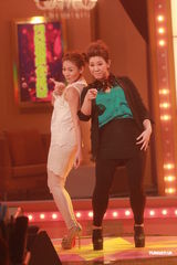 组图：谭咏麟关心妍台上合唱 众星现身无线电视城