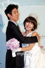 幻灯图：原SES成员Shoo与篮球选手林孝成举行婚礼