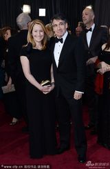 组图：前投资银行家乔纳森-克莱恩和妻子亮相