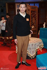 组图：欧阳震华健康复工 笑言欲请貌美男看护