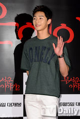 组图：《恐怖故事2》试映 金秀贤金赛纶拼美腿