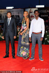 组图：《硬纸盒小镇》首映 导演埃曼诺牵爱妻亮相