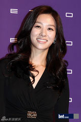 组图：韩国笑星名模齐聚亮相慈善时装秀