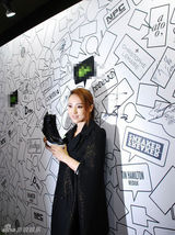 组图：董璇为李晨站台捧场 斗篷装扮引领时尚风潮