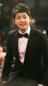 组图：宋仲基少时允儿助阵KBS颁奖 秀智秀美背