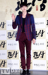 组图：李钟硕穿蜘蛛人格纹装亮相《观相》试映