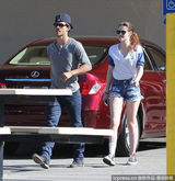 组图：暮光女搭狼人泰勒玩棒球热裤秀美腿