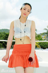 高清图：董璇《美女如云》拍游艇杀青戏 秀蛮腰美腿