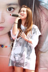 组图：陈芳语首辑庆功签唱 自曝狂爱贺军翔