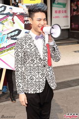 组图：Echo为个唱街头拉票 预告再现“好神舞”