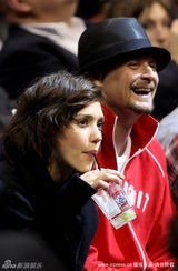 高清图：阿尔芭携夫看球 表情紧张喜人俏丽不改