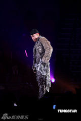 高清组图：郑伊健演唱会 舒淇登台与其热吻