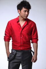 高清图：保剑锋红衣写真 展都市青年朝气与活力