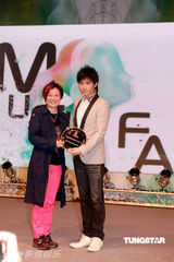 幻灯图：古巨基否认陈志云靠智囊团挽救形象