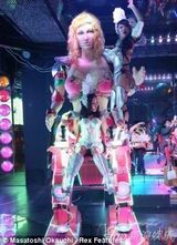 组图：东京新宿餐厅机器人神似朱莉