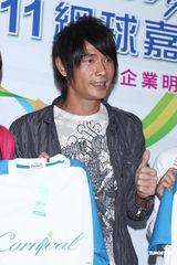 组图：李圣杰黄品源结缘网球 为网球明星赛做宣传