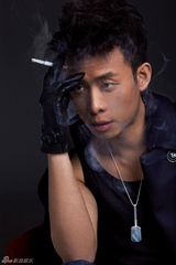 组图：张译型男写真持枪展硬汉气质