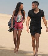 组图：英肥皂剧女神迪拜度假 低胸短裙甜蜜性感