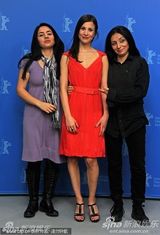 《阿曼尼亚》发布会 女星Aylin Tezel 红裙俏丽(图)