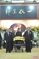 组图：刘家良出殡众星扶灵 遗孀直斥邵氏欠钱