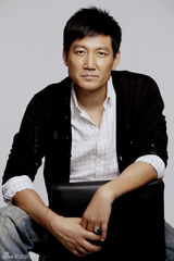 组图：李崇霄时尚写真大片 魅惑熟男显绅士风范