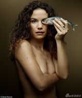 组图：吉莲·安德森拍大片 身缠康吉鳗全裸上阵