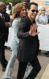 幻灯图集：洛佩兹连体牛仔装亮相 和老公秀恩爱