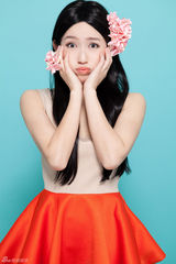 组图：苏青曝写真人比花娇 清纯笑容展花漾魅力