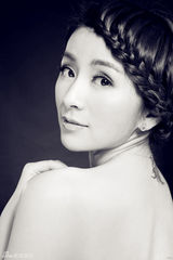 组图：刘庭羽黑白写真 裸露香肩尽显妩媚柔情
