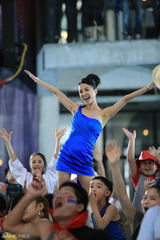 幻灯图：蔡依林为《达人秀》录加油歌 化身蓝色精灵