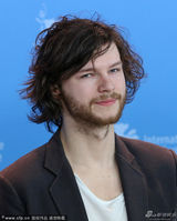 组图：《因何之名》发布会 女导演热搂两男主角