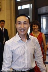 幻灯图:巩汉林鼻青脸肿贴胶带 24小时内判若两人