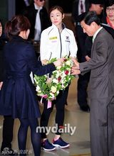 组图：金妍儿返韩引媒体蜂拥 亮相记者会卖萌