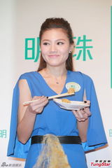 组图：周秀娜自曝是吃货 欢迎男士约会聚餐