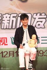 组图：《烽火佳人》乔振宇奶爸尽职示范换尿片