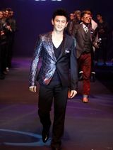 组图：吴奇隆霸气亮相发布会 孙兴搞笑当主持