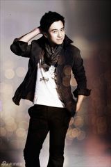 组图：翟天临拍初秋幻影写真 秀绅士雅痞风